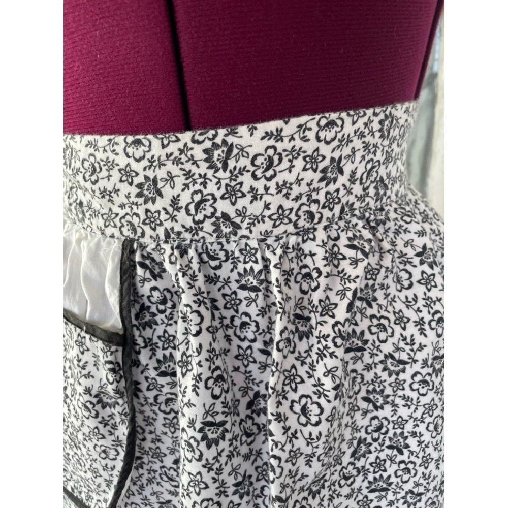 Vintage 1950s Half Apron Cotton Black/White Floral Retro - Picture 6 of 8